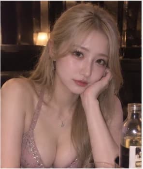 분홍색 드레스 차림의 금발 여성 AI 이미지